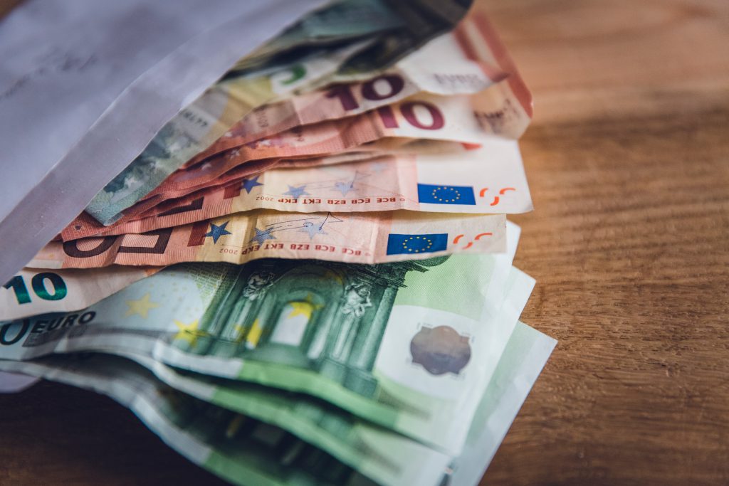 Stapel Euro-Banknoten in einem Briefumschlag